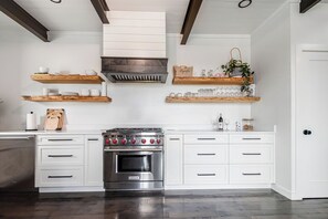 Ferienhaus, Mehrere Betten, Terrasse, Gartenblick (232 Spring Rd) | Eigene Küche