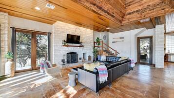 Casa, varias camas, bañera de hidromasaje (6021 Circle J Rd) | Zona de estar | Una chimenea