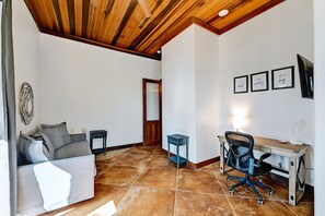 Casa, varias camas, hidromasaje (6021 Circle J Rd) | Área de sala de estar | Chimenea 