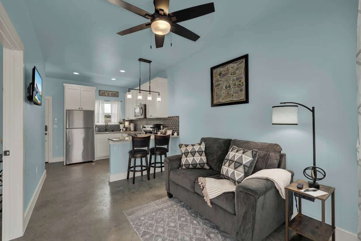 Casa, 1 cama King size, hidromasaje, vista al jardín (1472 W Live Oak #3) | Área de sala de estar