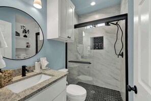 House, 1 King Bed, Hot Tub, Garden View (1472 W Live Oak #3) | Bathroom