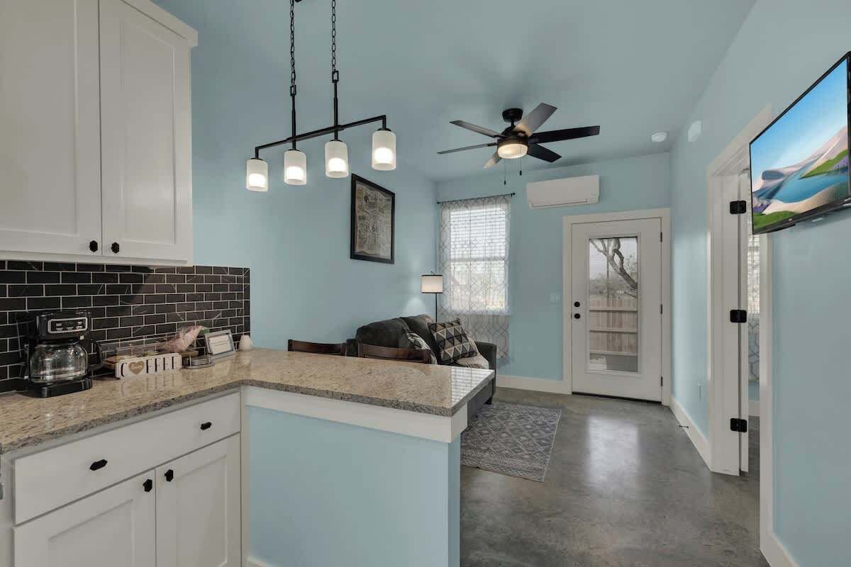 House, 1 King Bed, Hot Tub, Garden View (1472 W Live Oak #3) | Interior