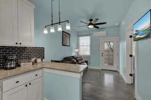 House, 1 King Bed, Hot Tub, Garden View (1472 W Live Oak #3) | Interior