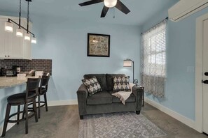 House, 1 King Bed, Hot Tub, Garden View (1472 W Live Oak #3) | Living area