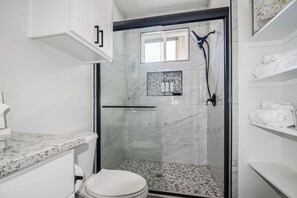 Casa, 1 cama de matrimonio grande, bañera de hidromasaje (1472 W Live Oak - Unit 5) | Baño | Toallas