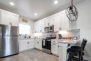 Ferienhaus, 1 King-Bett, Whirlpool, Gartenblick (1472 W Live Oak - Unit 5) | Eigene Küche | Kühlschrank, Mikrowelle, Ofen, Herdplatte