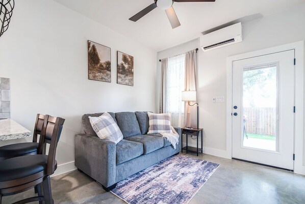 House, 1 King Bed, Hot Tub, Garden View (1472 W Live Oak - Unit 5) | Living area