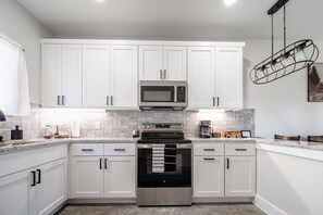 House, 1 King Bed, Hot Tub, Garden View (1472 W Live Oak - Unit 5) | Private kitchen