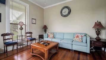 House, Multiple Beds, Patio, Garden View (208 N Avenue G) | Living area