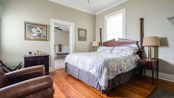 House, Multiple Beds, Patio, Garden View (208 N Avenue G) | 4 bedrooms, individually decorated, individually furnished, bed sheets