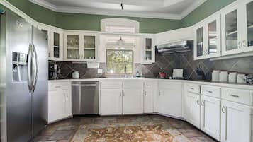 Casa, varias camas, patio, vista al jardín (208 N Avenue G) | Cocina privada | Cafetera y tetera