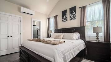 House, 1 King Bed, Hot Tub, Garden View (1472 W Live Oak - Unit 4) | 1 bedroom, individually decorated, individually furnished, bed sheets