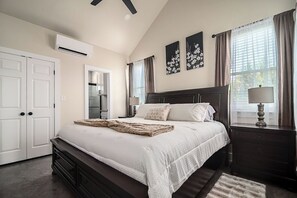 Ferienhaus, 1 King-Bett, Whirlpool, Gartenblick (1472 W Live Oak - Unit 4) | 1 Schlafzimmer, kostenloses WLAN