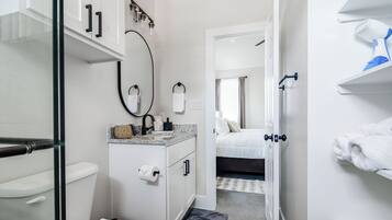 Rumah, 1 Tempat Tidur King, hot tub, pemandangan kebun (1472 W Live Oak - Unit 4) | Kamar mandi | Handuk