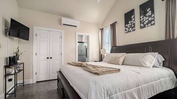 Rumah, 1 Tempat Tidur King, hot tub, pemandangan kebun (1472 W Live Oak - Unit 4) | 1 kamar tidur dan didekorasi berbeda-beda