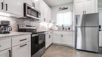 Rumah, 1 Tempat Tidur King, hot tub, pemandangan kebun (1472 W Live Oak - Unit 4) | Dapur pribadi | Mesin pembuat kopi/teh