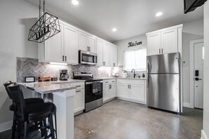 Rumah, 1 Tempat Tidur King, hot tub, pemandangan kebun (1472 W Live Oak - Unit 4) | Dapur pribadi | Mesin pembuat kopi/teh