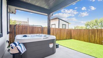 Rumah, 1 Tempat Tidur King, hot tub, pemandangan kebun (1472 W Live Oak - Unit 4) | Pemandangan dari kamar