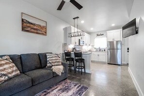 Maison, 1 très grand lit, bain à remous, vue jardin (1472 W Live Oak - Unit 4) | Cuisine privée