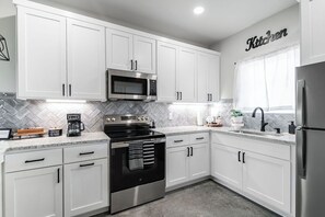 Ferienhaus, 1 King-Bett, Whirlpool, Gartenblick (1472 W Live Oak - Unit 4) | Eigene Küche