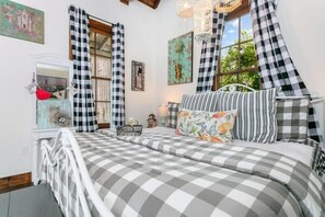 Maison, 1 très grand lit, bain à remous, vue piscine (605 W Schubert) | 1 chambre, décoration personnalisée, ameublement personnalisé