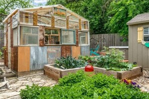 Property grounds - Remmler Nest Hot-tub Prime Location 3-blks to Main! (Fredericksburg)