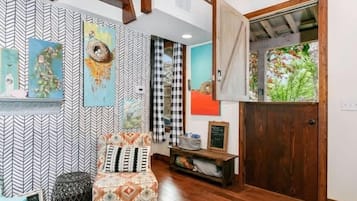 Maison, 1 très grand lit, accès à la piscine, vue sur la piscine (605 W Schubert) | Intérieur