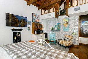 House, 1 King Bed, Hot Tub, Pool View (605 W Schubert)