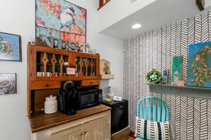 House, 1 King Bed, Hot Tub, Pool View (605 W Schubert) | Interior