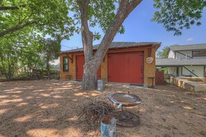 Property grounds - Rojo-charming Unit Walking Distance to Main St! (Fredericksburg)