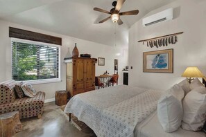 獨棟房屋, 1 張特大雙人床, 廚房, 花園景觀 (213 E Travis - Rojo Unit A) | 1 間臥室、獨特裝潢、布置獨特、床單