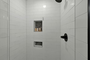 House, 1 King Bed, Kitchen, Garden View (213 E Travis - Rojo Unit A) | Bathroom | Towels