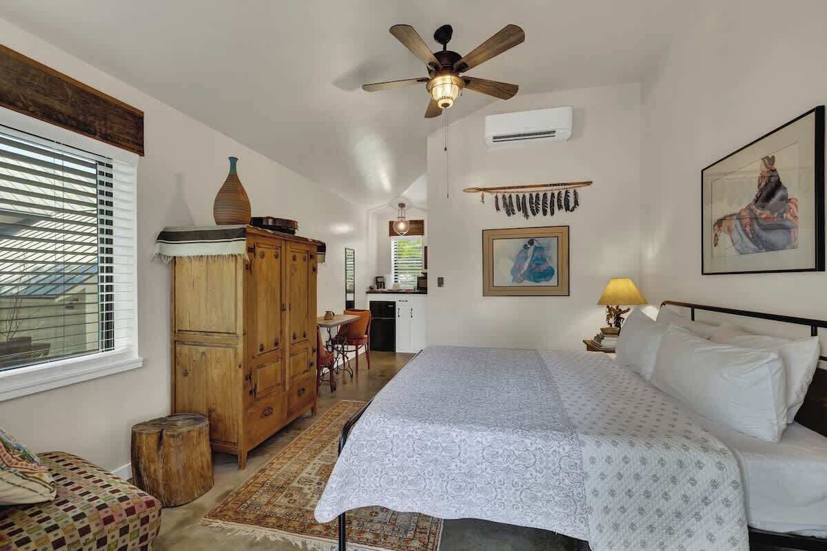 1 habitación, decoración personalizada y muebles diferentes 