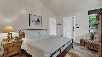 House, 1 King Bed, Kitchen, Garden View (213 E Travis - Rojo Unit A) | 1 bedroom, individually decorated, individually furnished, bed sheets