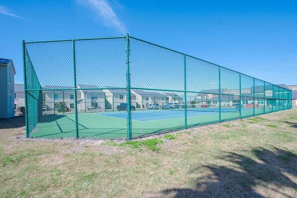 A fenced tennis court with a clear sky. - Seaside Cottage With Water Views! (Rockport)