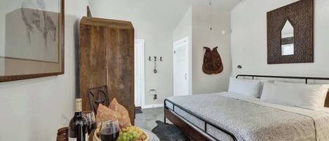 House, 1 King Bed, Kitchen, Garden View (213 E Travis - Tejas Unit B) | 1 bedroom, individually decorated, individually furnished, bed sheets