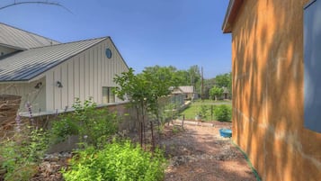 House, 1 King Bed, Kitchen, Garden View (213 E Travis - Tejas Unit B) | View from room