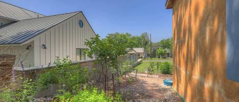 House, 1 King Bed, Kitchen, Garden View (213 E Travis - Tejas Unit B) | View from room