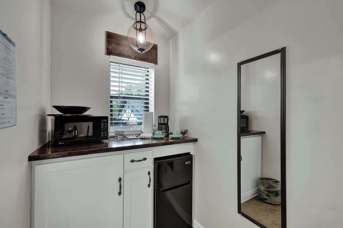 House, 1 King Bed, Kitchen, Garden View (213 E Travis - Tejas Unit B) | Interior