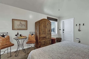 House, 1 King Bed, Kitchen, Garden View (213 E Travis - Tejas Unit B) | 1 bedroom, individually decorated, individually furnished, bed sheets