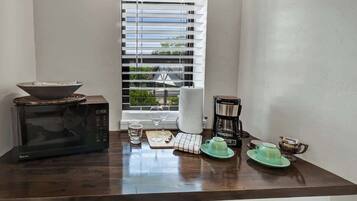 House, 1 King Bed, Kitchen, Garden View (213 E Travis - Tejas Unit B) | Interior