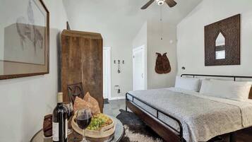 House, 1 King Bed, Kitchen, Garden View (213 E Travis - Tejas Unit B) | 1 bedroom, individually decorated, individually furnished, bed sheets