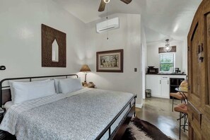 House, 1 King Bed, Kitchen, Garden View (213 E Travis - Tejas Unit B) | 1 bedroom, individually decorated, individually furnished, bed sheets - Tejas Suite Walking Distance to Main St! (Fredericksburg)