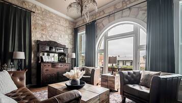 Condo, nhiều giường, sân hiên, quang cảnh thành phố (118 E Main St. Unit B) | Khu phòng khách