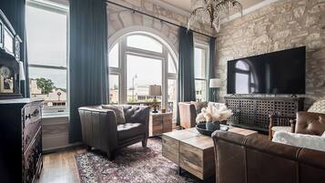 Condo, Multiple Beds, Patio, City View (118 E Main St. Unit B) | Living area