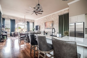 Condo, Multiple Beds, Patio, City View (118 E Main St. Unit B) | Dining