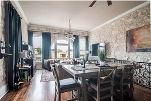 Kondominium, Beberapa Tempat Tidur, patio, pemandangan kota (118 E Main St. Unit B) | 2 kamar tidur dan didekorasi berbeda-beda