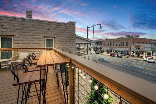 The Bank on Main St - Historic Luxury Suite W/rooftop Deck Overlooking Main Street
