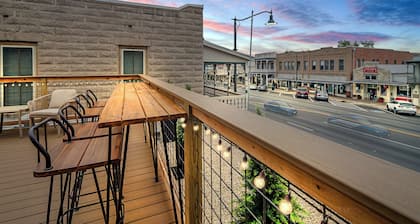 The Bank on Main St - Historic Luxury Suite W/rooftop Deck Overlooking Main Street