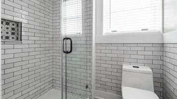 Condo, 1 King Bed, Kitchen, City View (118 E Main - Unit A) | Bathroom | Towels